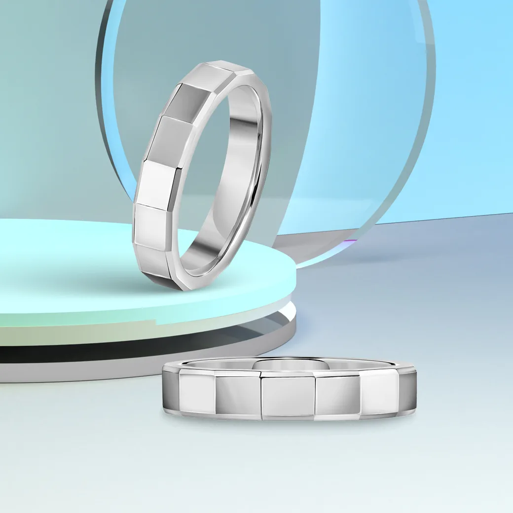 ภาพแหวนทองขาว Zoullink Square Step Band Ring พื้นหลังเป็นธรรมชาติ