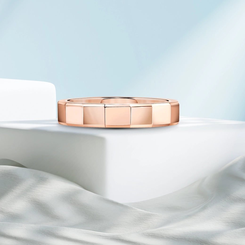 ภาพแหวนโรสโกลด์ Zoullink Square Step Band Ring Rose Gold พื้นหลังเป็นธรรมชาติ